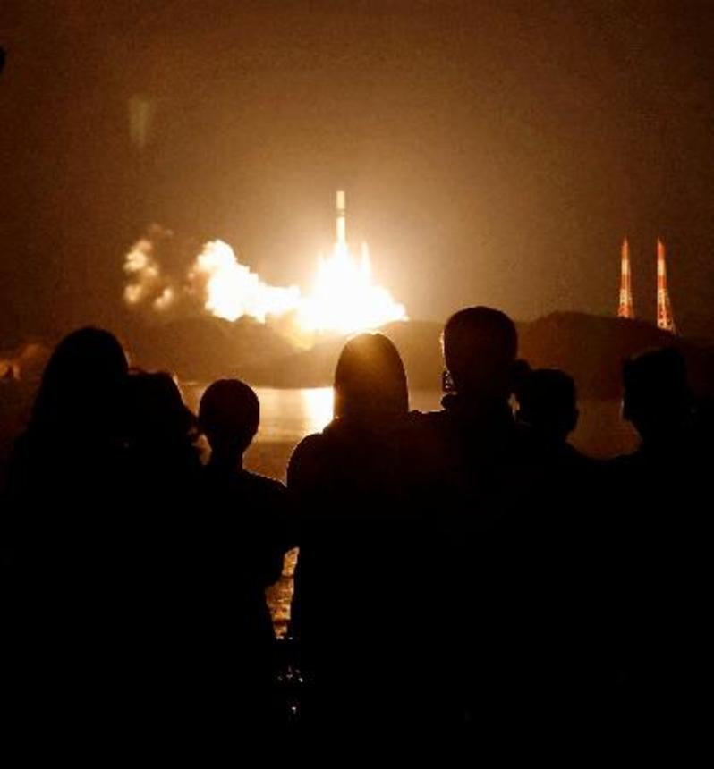 　大勢の人が見守る中、種子島宇宙センターから打ち上げられるＨ２Ａロケット５０号機＝２９日午前１時３３分、鹿児島県南種子町