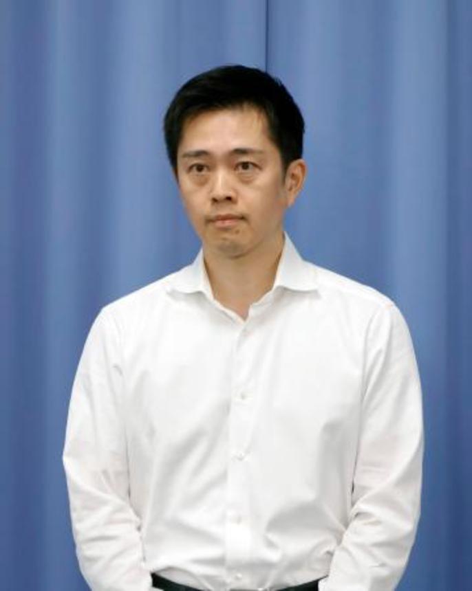 　記者団の質問に答える日本維新の会の吉村代表＝２７日午後、大阪府庁