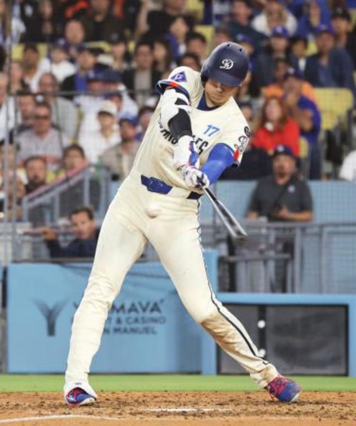 　ジャイアンツ戦の６回、この試合２本塁打目となる２５号ソロを放つドジャース・大谷。メジャー通算２５０号に到達した＝ロサンゼルス（共同）