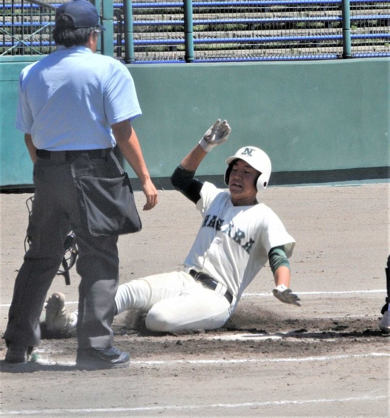 長良×東濃・郡上北・八百津・飛騨神岡＝１回裏長良２死一、二塁、長塚の左前適時打で二走守山が生還し、４点目＝大野レインボー