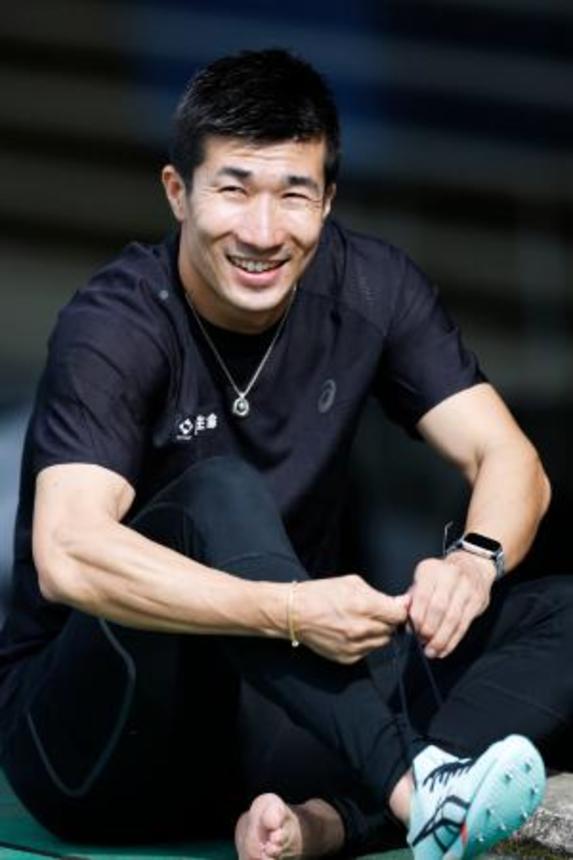 　陸上の織田記念国際を前に調整し、笑顔の桐生祥秀＝ホットスタッフフィールド広島