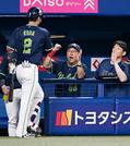 　２回、先制スクイズを決めた古賀（左）を迎えるヤクルト・池山監督＝バンテリンドーム