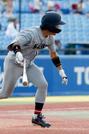 　準決勝の国学院大戦の９回２死一、三塁、サヨナラ打を放つ関大・山本＝神宮