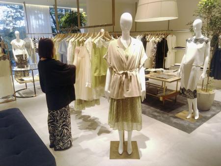 　夏物衣料が並んだ三陽商会のブランドの店舗「エポカ　ザ　ショップ丸の内」＝６月、東京都千代田区