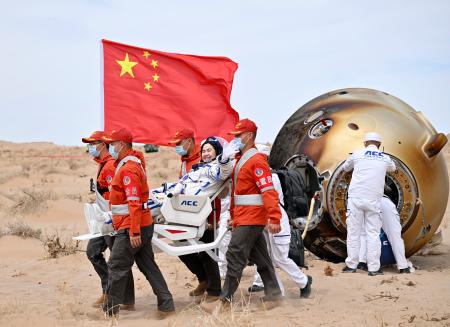 　中国の宇宙ステーション「天宮」から帰還した有人宇宙船「神舟１９号」の飛行士（左から４人目）＝３０日、中国内モンゴル自治区（新華社＝共同）