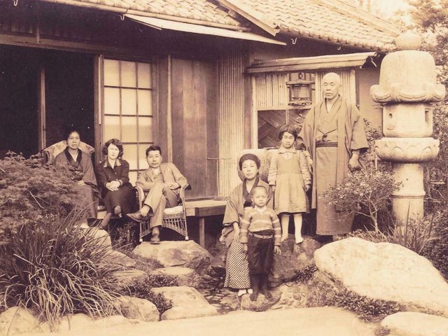 満州から一時帰郷し、地元名士「可児家」別荘で記念写真に収まる杉原千畝氏（左から３人目）。右端は父好水＝１９３２年、加茂郡八百津町（故岩井信行さん提供）
