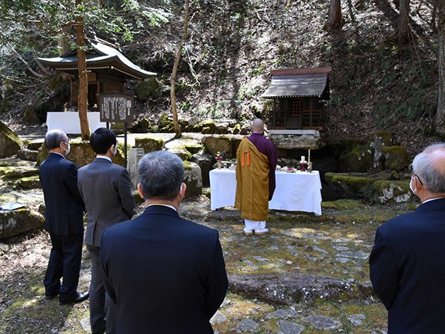 今シーズンの無事を願う関係者＝同