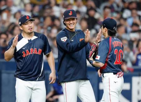 　阪神に勝利し、タッチを交わす（左から）鈴木、大谷、周東＝京セラドーム