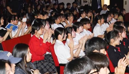 　信韓大のイベントを鑑賞する対馬高の生徒ら＝２５日午後、長崎県対馬市
