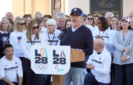 　メモリアル・コロシアムで開かれたイベントであいさつするロサンゼルス五輪・パラリンピック組織委員会のワッサーマン会長＝１３日、ロサンゼルス（共同）