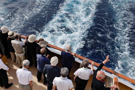 　５日、フィリピン・ルソン島西方沖で、海に祈りをささげる人たち（共同）