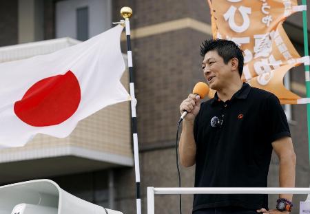 　１２日、街頭で支持を訴える参政党の神谷宗幣代表＝佐賀県鳥栖市
