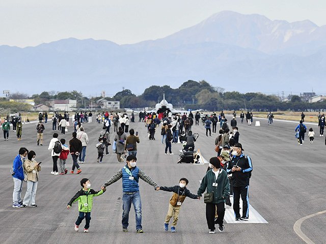 伊吹山を望む滑走路を思い思いに歩く来場者＝各務原市、航空自衛隊岐阜基地