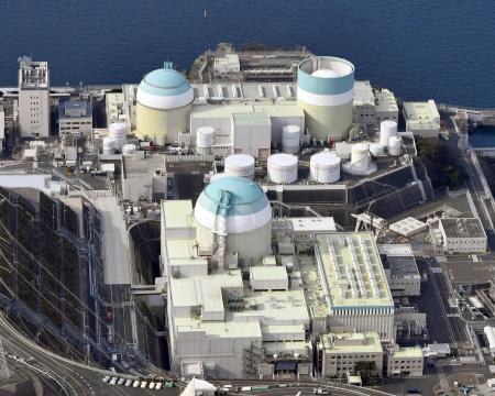 　四国電力伊方原発。左奥が２号機＝昨年１２月、愛媛県伊方町