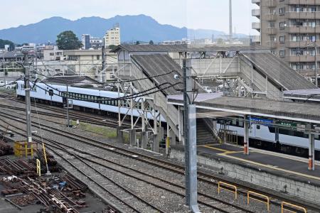 　東武日光線新鹿沼駅の構内で作業員４人と接触し、停車した特急列車「スペーシアＸ２号」＝２０日午後０時５４分、栃木県鹿沼市