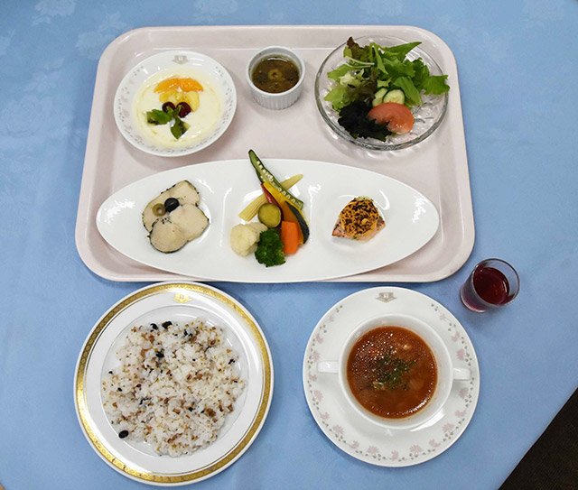 ２０種類以上の野菜を使った「野菜たっぷりヘルシーランチ」