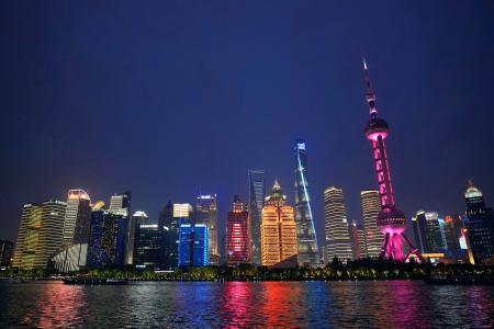 　中国上海市内に立ち並ぶ高層ビル＝５月（共同）