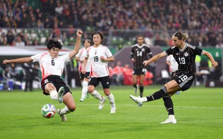 　日本―ドイツ　後半、ドイツに勝ち越しゴールを決められる日本。左は古賀＝ブレーメン（ゲッティ＝共同）