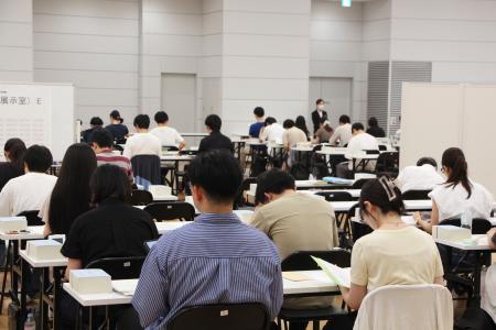 　司法試験に臨む受験生＝１６日午前、東京都港区