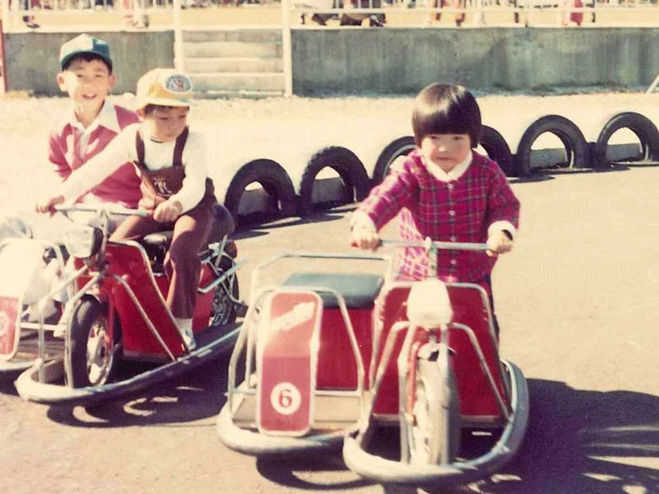 園内の遊具で遊ぶ子どもら＝１９７７年ごろ撮影（澤居久文さん提供）
