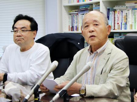 　記者会見で仙台高裁に提出した和解案を公表する今野秀則原告団長（右）ら＝１０日午前、仙台市