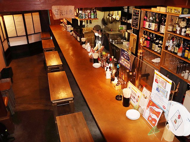 がらんとした店内を清掃する河合祐斗さん。緊急事態宣言期間中、店を臨時休業することを決めた＝２８日午後１時１７分、郡上市八幡町新町、炭火焼き玄麟