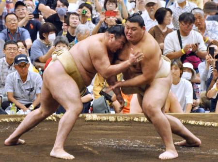 　大相撲夏巡業の朝稽古で相撲を取る大の里（右）＝盛岡市