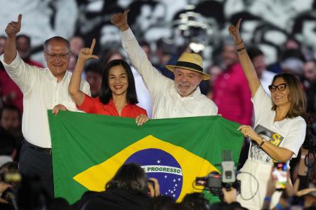 　労働者党の党大会でブラジル国旗を掲げるルラ大統領（右から２番目）＝２日、サンパウロ（ＡＰ＝共同）