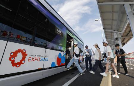 　大阪・関西万博会場からＪＲ桜島駅行きのシャトルバスに乗り込む利用客＝７月、大阪市此花区の夢洲