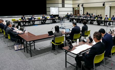 　厚労省で開かれた中央社会保険医療協議会＝１３日午前