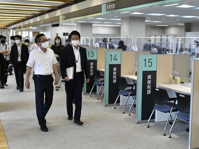 開庁後の様子を見回る浅野健司市長（左）＝各務原市役所新庁舎