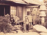 満州から一時帰郷し、地元名士「可児家」別荘で記念写真に収まる杉原千畝氏（左から３人目）。右端は父好水＝１９３２年、加茂郡八百津町（故岩井信行さん提供）