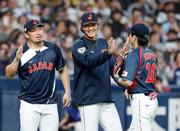 　阪神に勝利し、タッチを交わす（左から）鈴木、大谷、周東＝京セラドーム