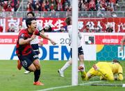 　鹿島―横浜ＦＣ　後半、チーム２点目のゴールを決め、駆け出す鹿島・知念（左）＝メルスタ
