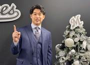 　契約交渉を終え、ポーズをとるロッテ・種市＝２４日、ＺＯＺＯマリン