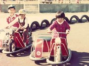 園内の遊具で遊ぶ子どもら＝１９７７年ごろ撮影（澤居久文さん提供）