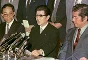 　記者会見する弁護士の越山康さん（中央）＝１９８５年７月、東京都千代田区