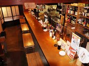 がらんとした店内を清掃する河合祐斗さん。緊急事態宣言期間中、店を臨時休業することを決めた＝２８日午後１時１７分、郡上市八幡町新町、炭火焼き玄麟