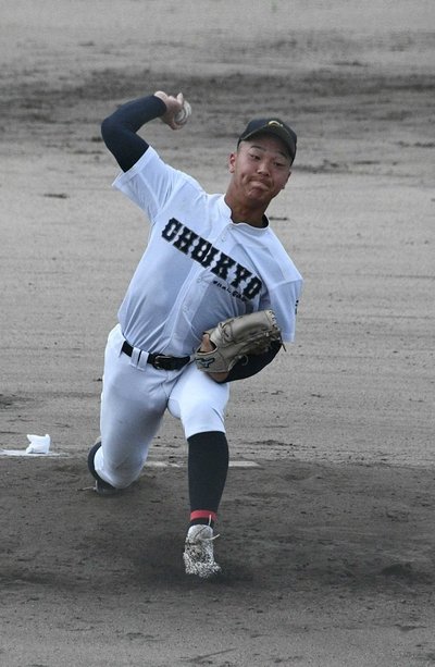 変化球を低めに集め、４回１失点の好投をみせた中京先発の大橋勇太＝土岐市総合