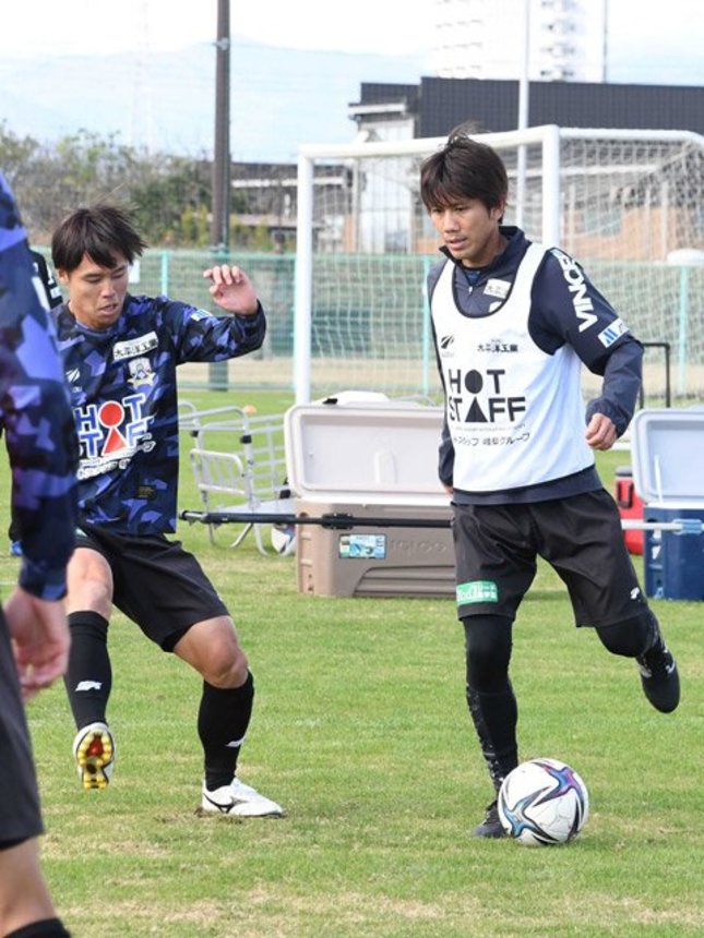 宮崎戦に向けて調整するＦＣ岐阜の柏木（右）＝１０日、岐阜市北西部運動公園