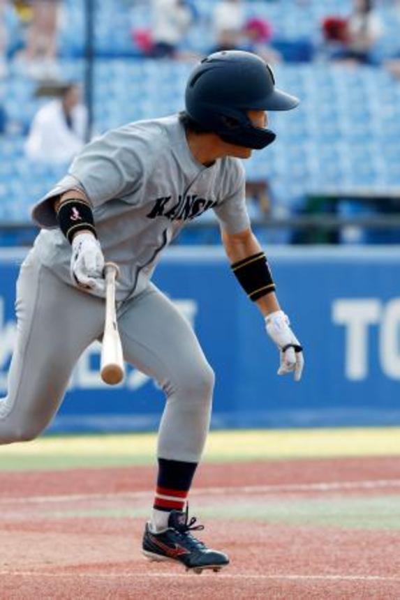 　準決勝の国学院大戦の９回２死一、三塁、サヨナラ打を放つ関大・山本＝神宮