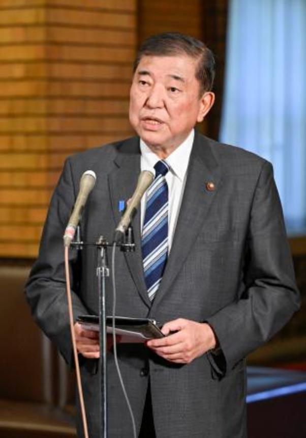 　首相公邸で記者団の取材に応じる石破首相＝２２日午後