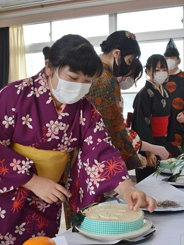 不要になった針を豆腐に刺して供養する生徒＝大垣市清水町、平野学園