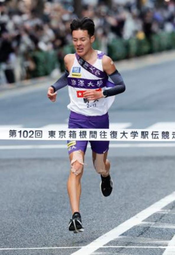 　６位でゴールする駒大の佐藤圭汰＝東京・大手町