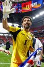 　優勝候補のスペインと引き分け、サポーターの声援に応えるカボベルデのＧＫボジニャ＝１５日、アトランタ（共同）