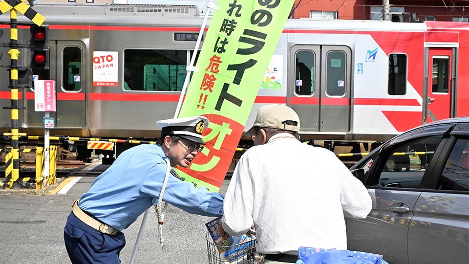 通行者に踏切事故への注意を呼びかける岐阜中署員＝岐阜市清住町、名鉄各務原線岐阜１号踏切