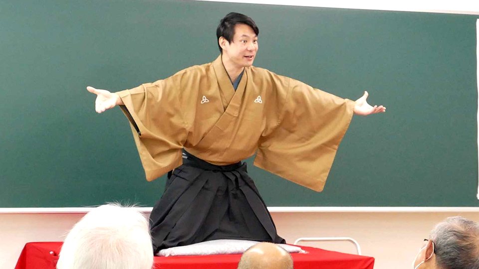東海祭で落語を披露する桂蝶の治さん＝各務原市那加桐野町、東海学院大