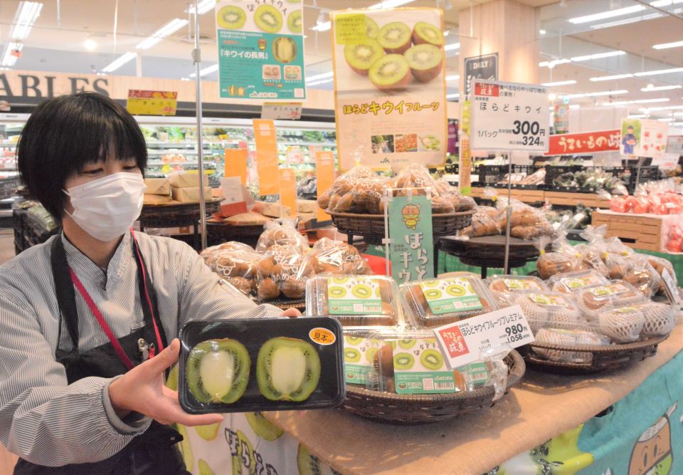 「キウイの長男」と呼ばれる扁平果の販売コーナー。通常のキウイに比べて甘みを感じやすいという＝岐阜県関市倉知、イオン関店