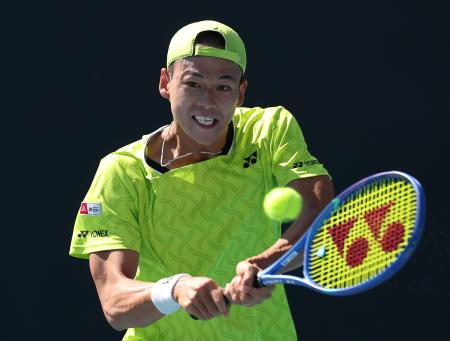 　男子シングルス１回戦でプレーする坂本怜＝メルボルン（ゲッティ＝共同）