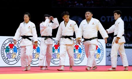　混合団体準決勝でジョージアに敗れた日本。右端は村尾三四郎＝ブダペスト（共同）